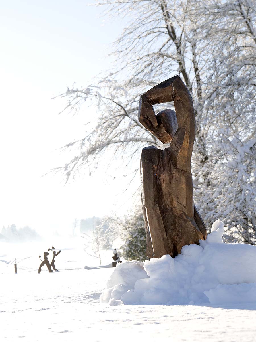 Hockende, Bronze, Höhe 139cm